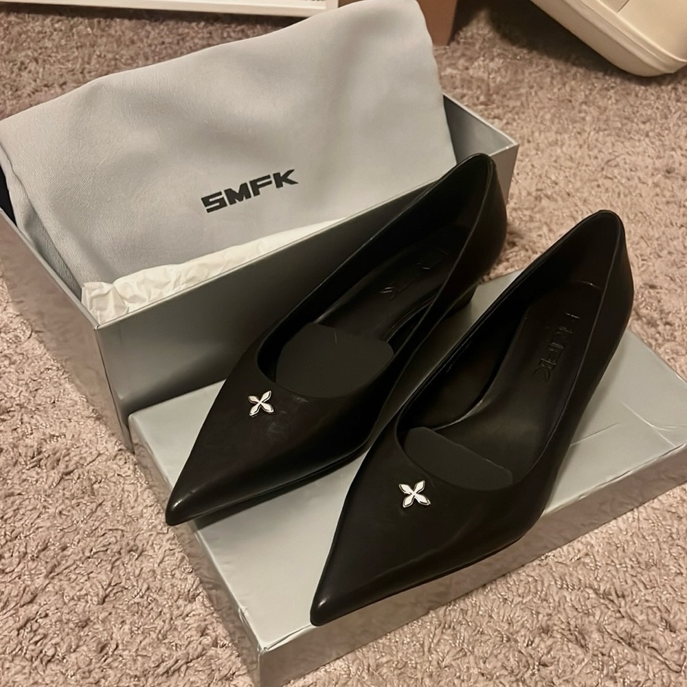 SMFK Black Pointed Ballet Flats with Silver Flower Accent
